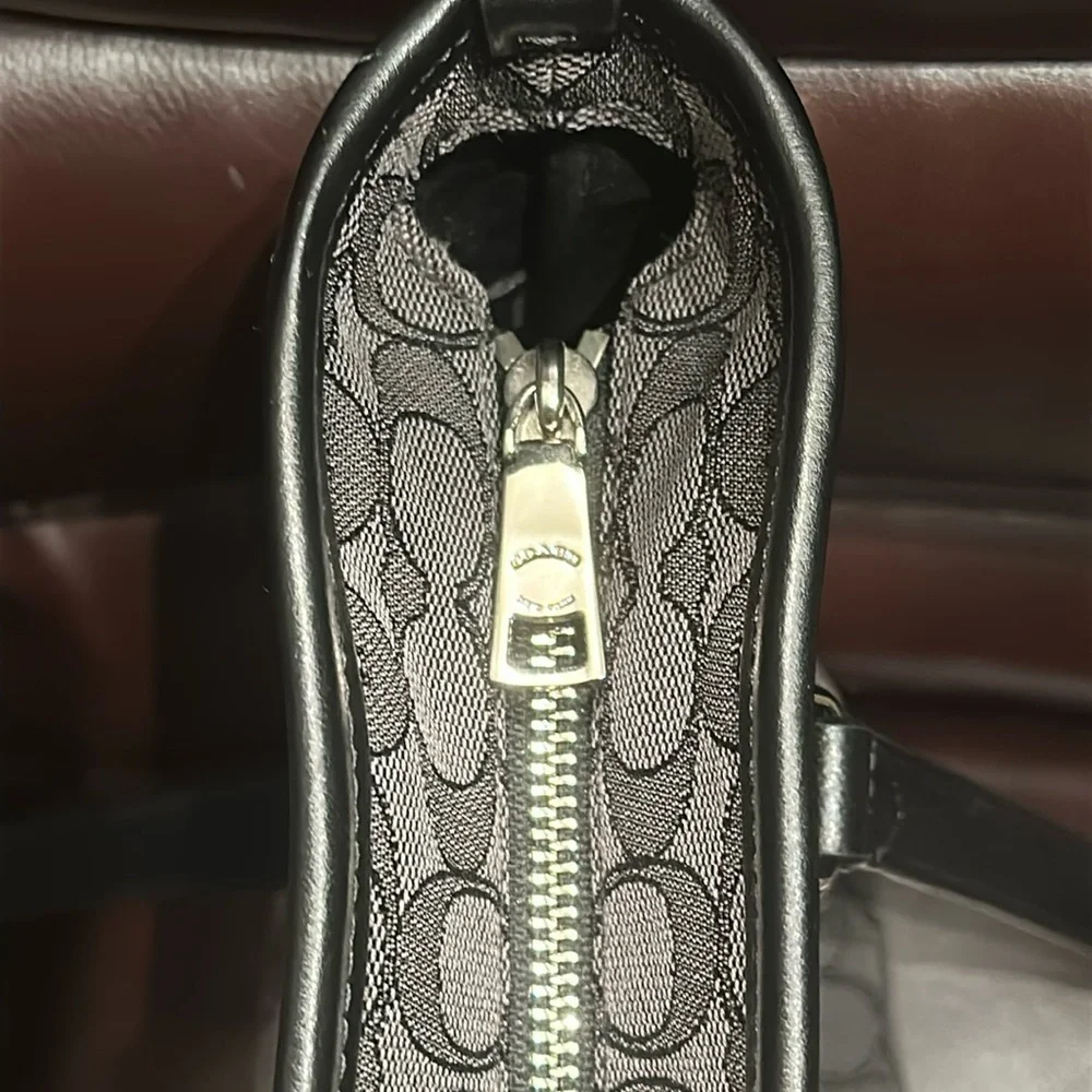 ***SOLD** NWOT Coach Canvas & Leather Signature Gallery Tote - Picture 11 of 15